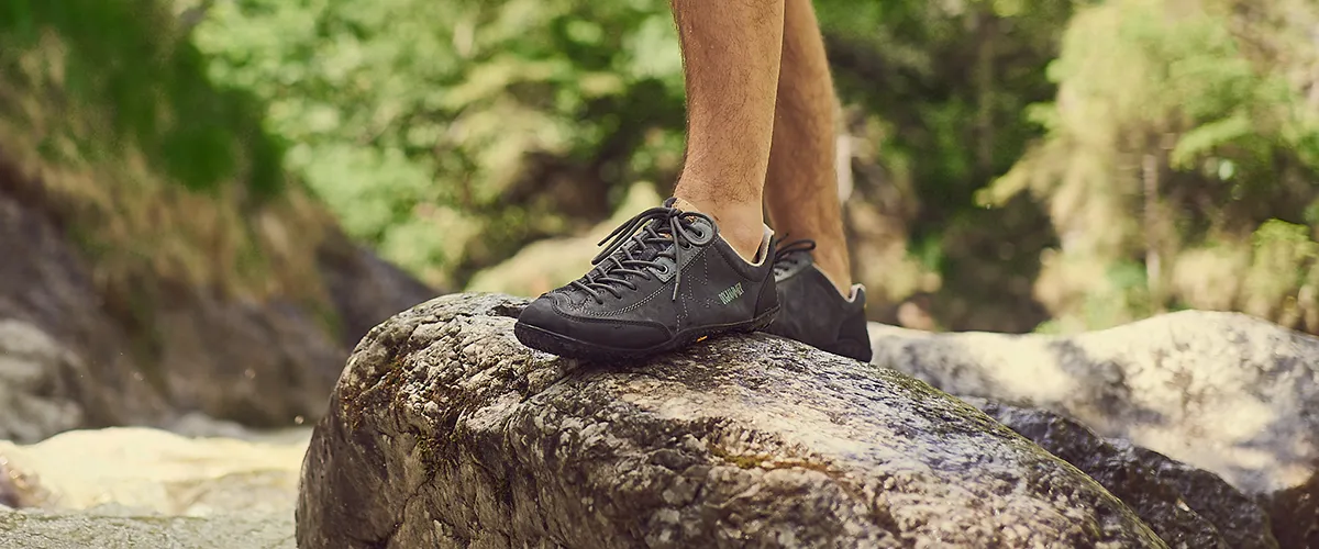 barfuß wanderschuh im geländeinsatz