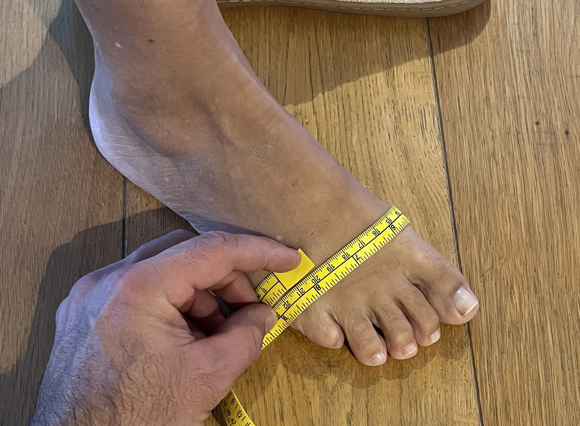 Fuß mit Maßband zur Messung der Fußbreite