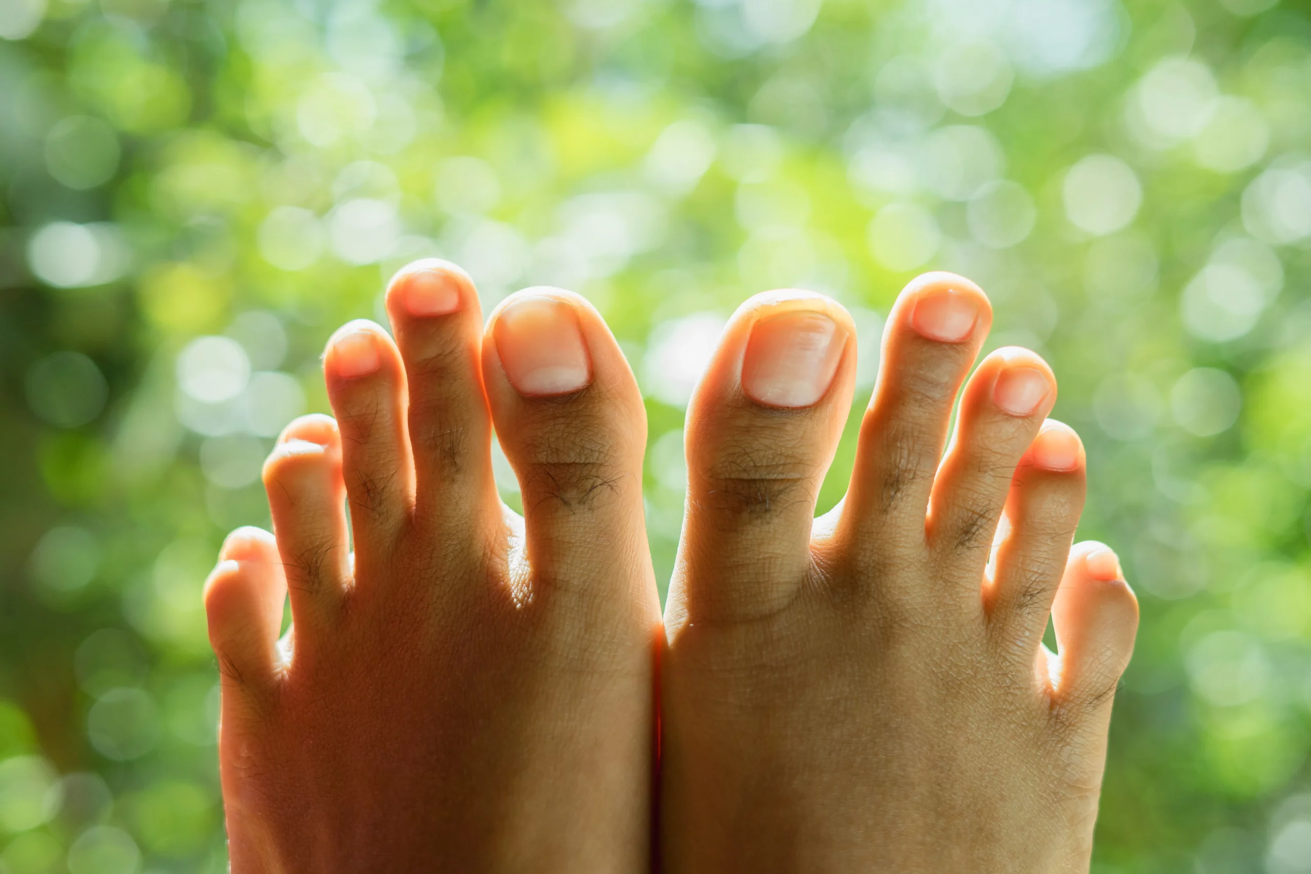 zwei nackige Füße in der griechischen Zehenform