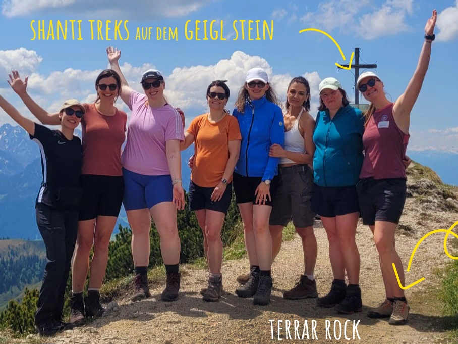 Johanna zusammen mit Ihrer Wandergruppe auf dem Geigl Stein Johanna zusammen mit Ihrer Wandergruppe auf dem Geigl Stein