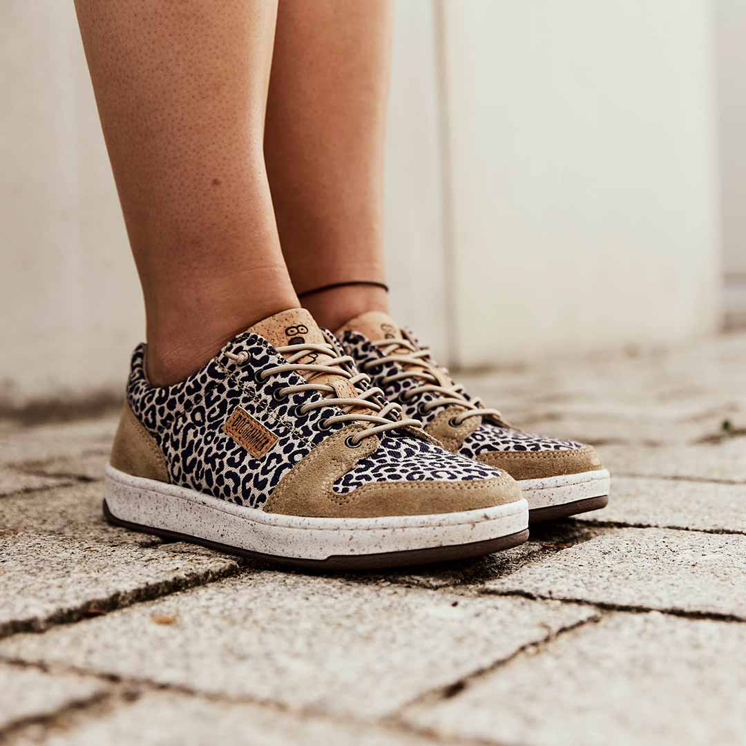 nachhaltiger damen sneaker mit leoparden muster getragen