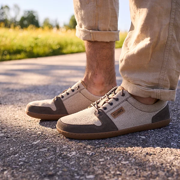 mann trägt barfuß sneaker aus leinen