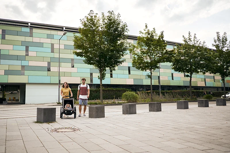 familie in rosenheim mit kinderwagen und sneakern