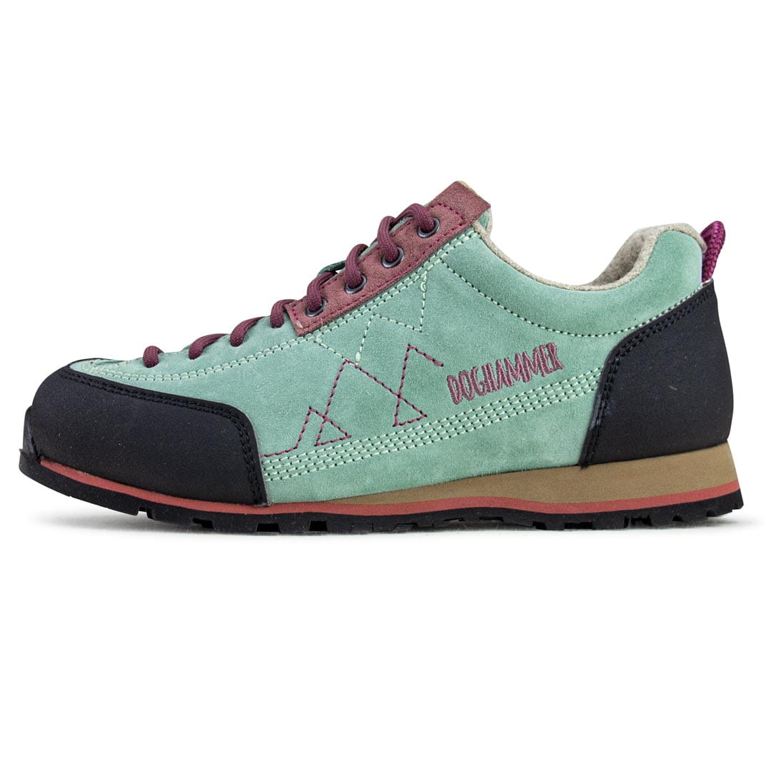 nachhaltiger bergschuh in türkis mit lila schnürsenkeln