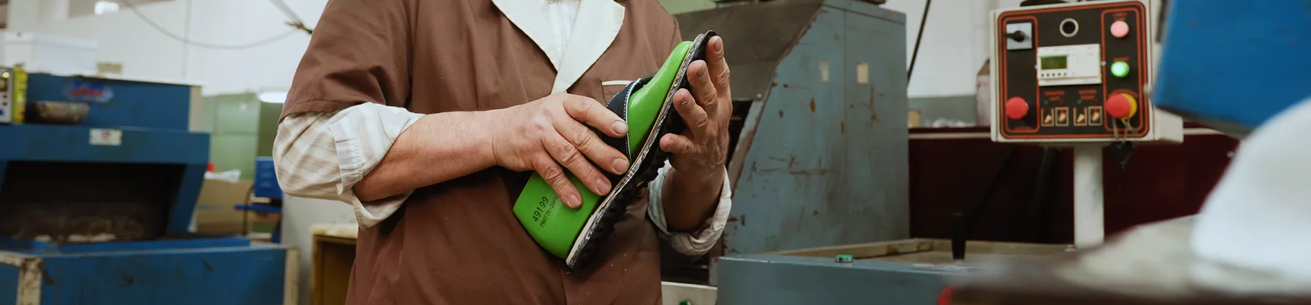 barfuß sandale wird in handarbeit gefertigt