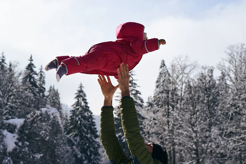 kind trägt winter barfußschuhe