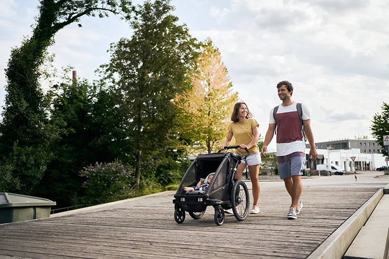 eltern mit doghammer sneakern auf einer brücke
