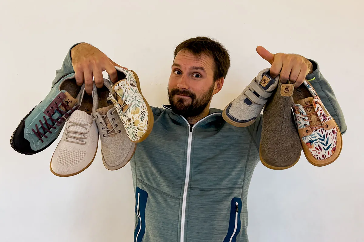 maximilian zeigt unterschiedliche barfußschuhe her