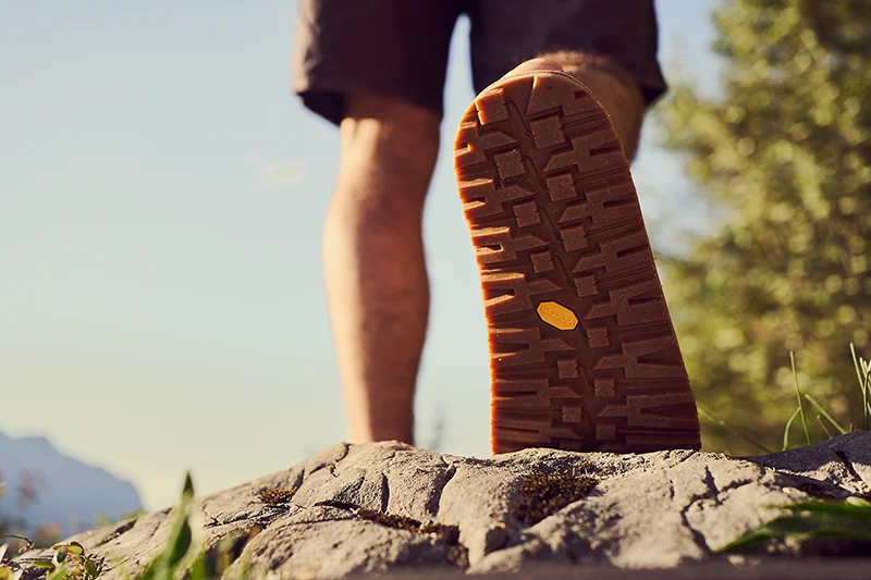zehentrenner mit vibramsohle auf felsem