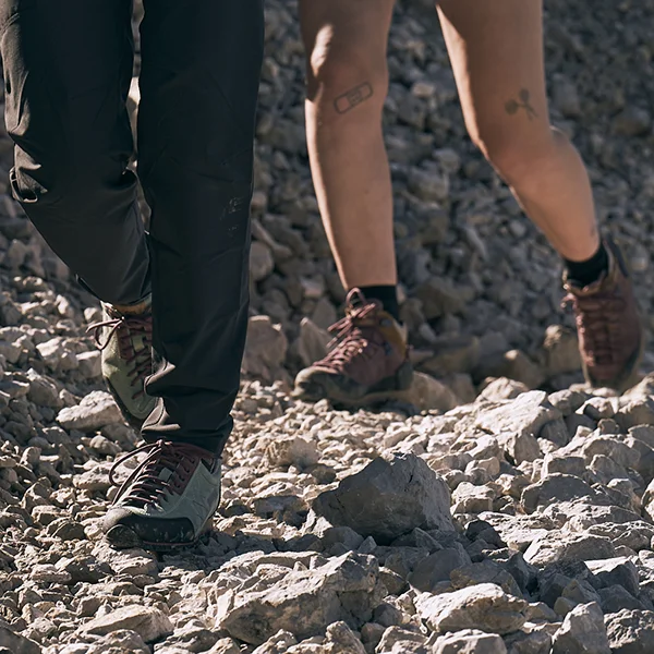 wanderschuhe auf einem steinigen pfad