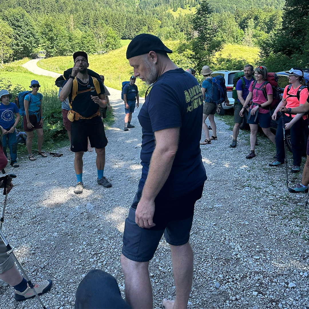 Barfuß Wanderschuh Erlebniscoaching in den Bergen