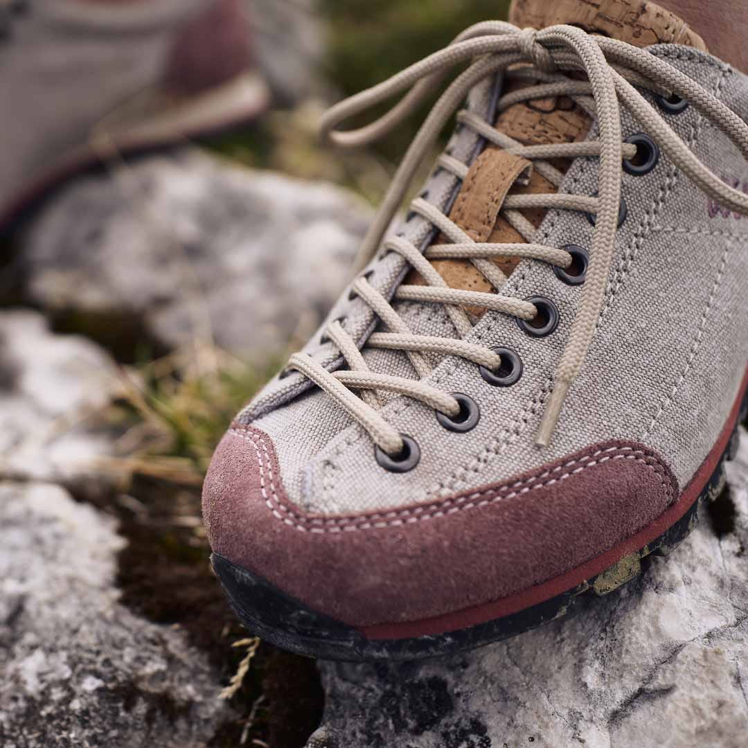 nachhaltiger damen bergschuh getrafen auf stein hintergrund