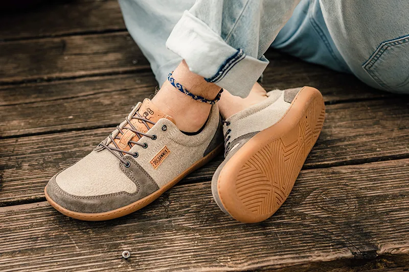 herr trägt einen barfuß sneaker aus leinen