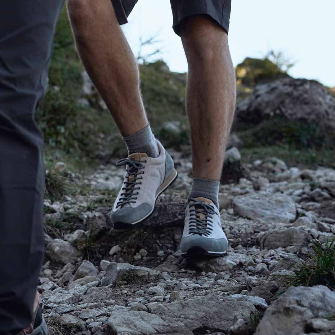 in den bergen getragener nachhaltiger bergschuh in der farbe blau