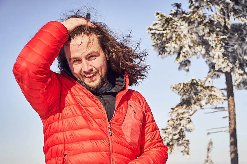 mann trägt im winter barfußschuhe