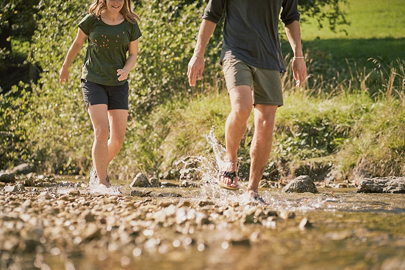 barfuß sandalen in einem bergbach