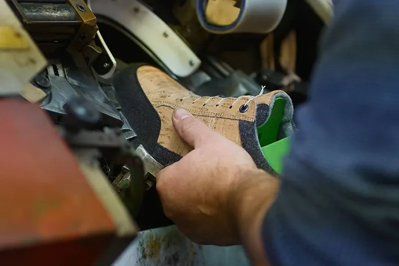 barfußschuh wird über den leisten gezogen