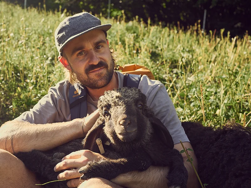 matthias mit einem steinschaf am arm