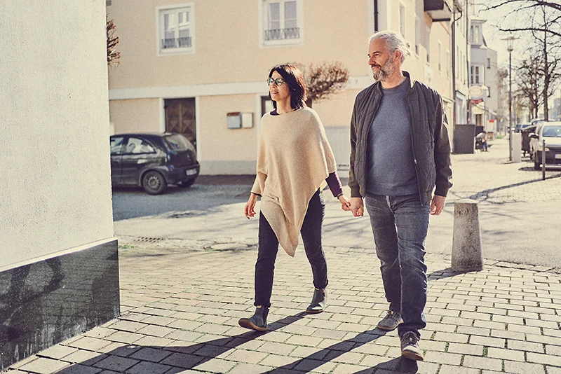 pärchen trägt barfußschuhe auf dem weg zur arbeit