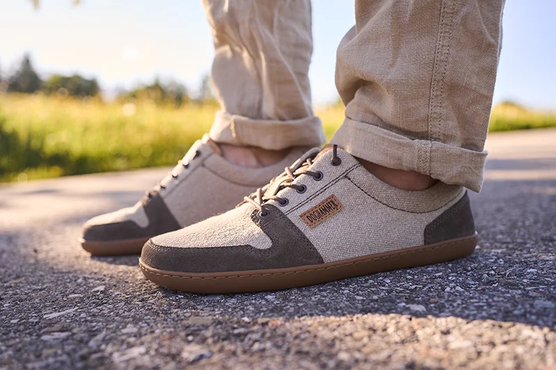 barfuß sneaker aus leinen auf einer straße