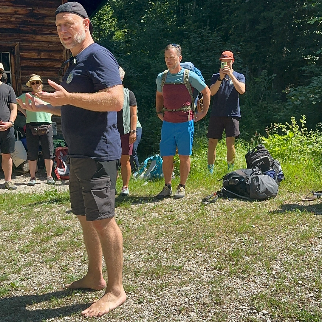 Barfuß Wanderschuh Erlebniscoaching in den Bergen