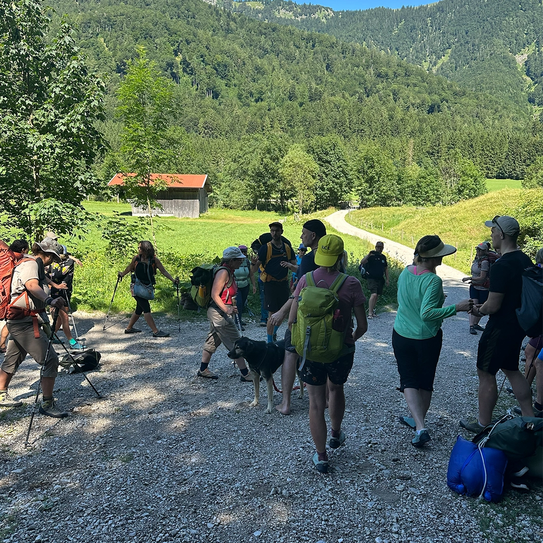 Barfuß Wanderschuh Erlebniscoaching in den Bergen