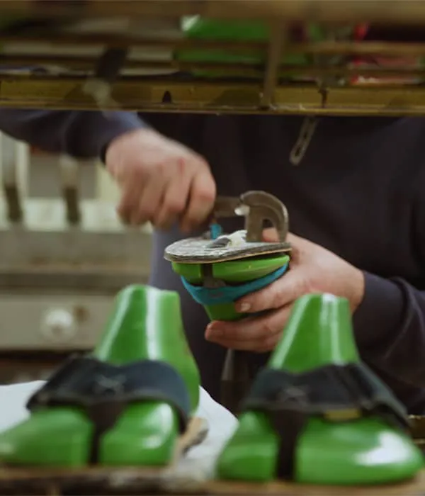 produktionsaufnahme von doghammer barfußschuhen