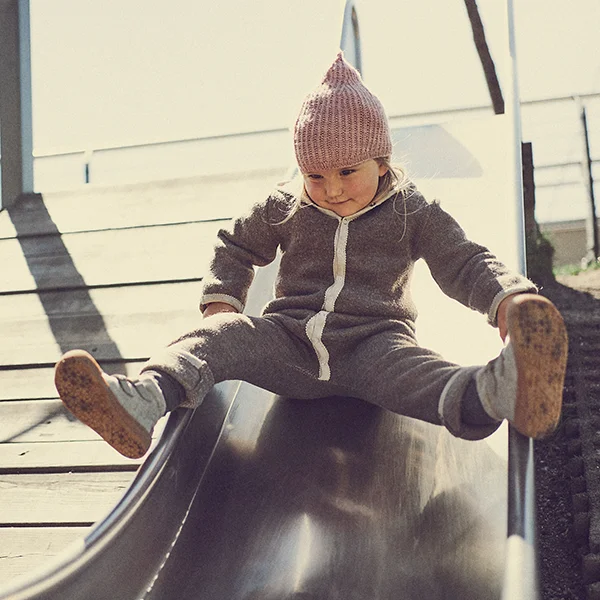 mädchen rutscht mit kinder barfußschuhen
