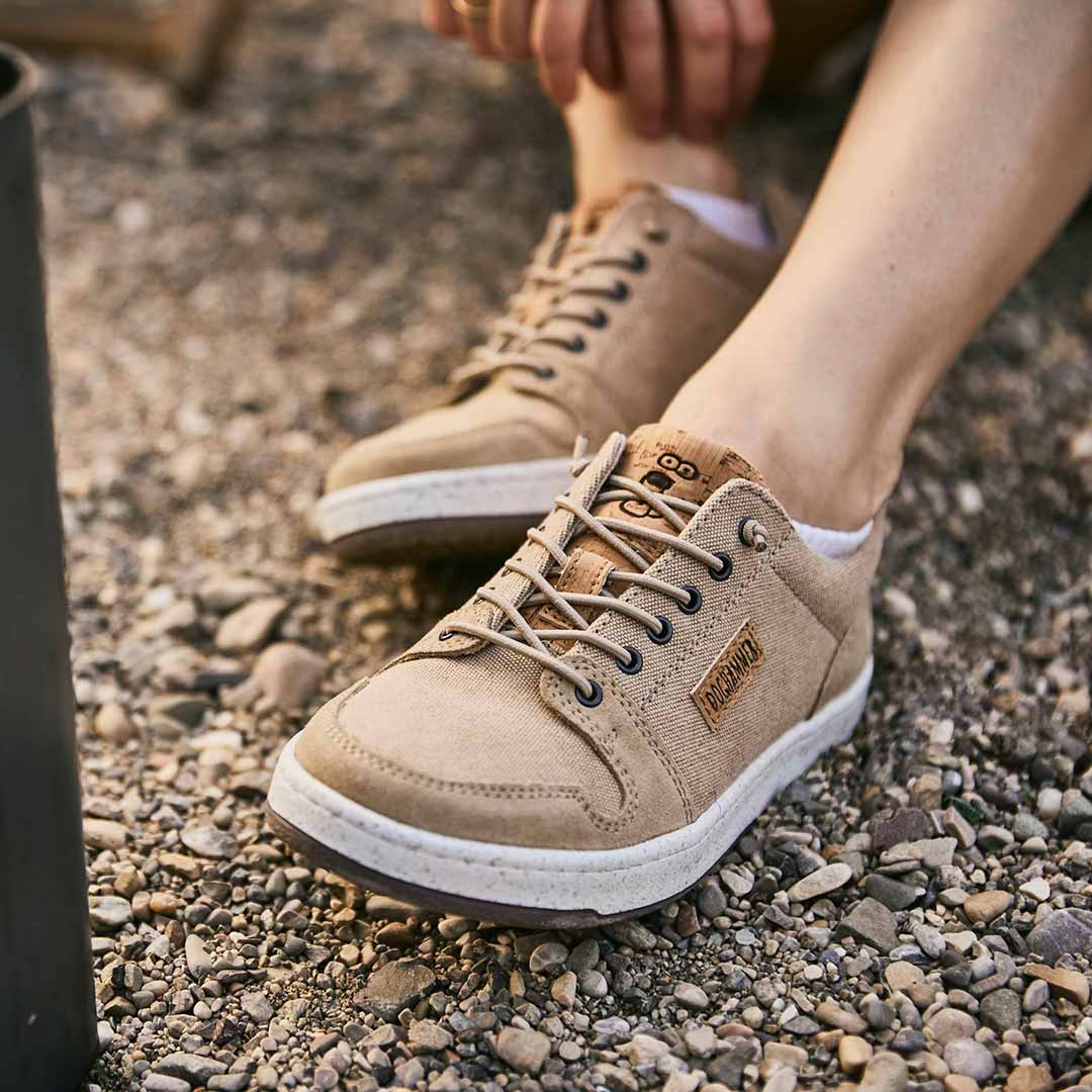 damen textil sneaker in der Farbe beige getragen von einer frau