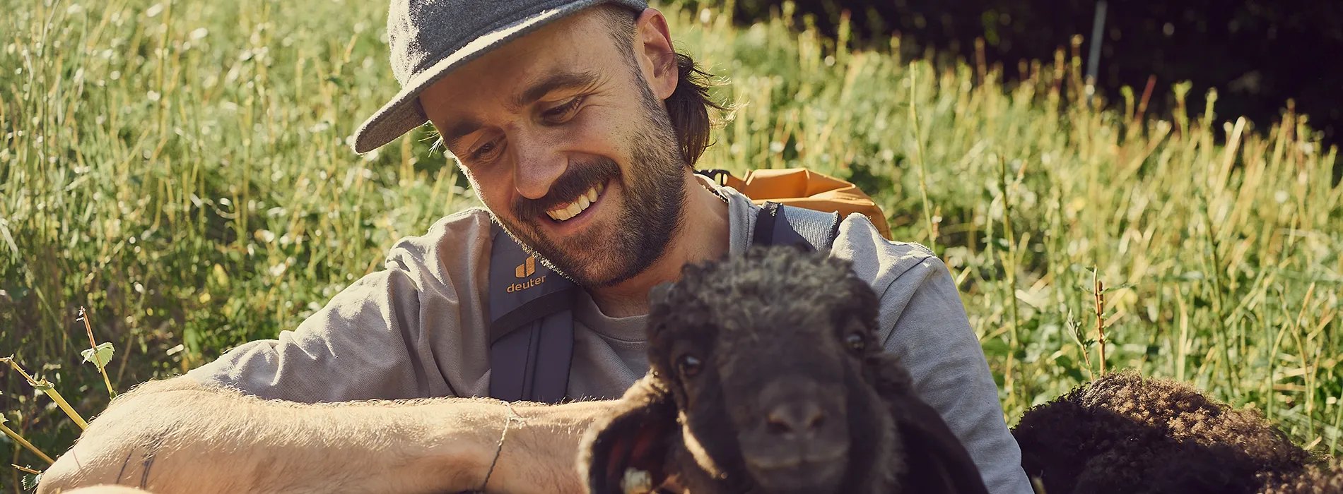 matthias gründer von doghammer mit einem alpinen steinschaf