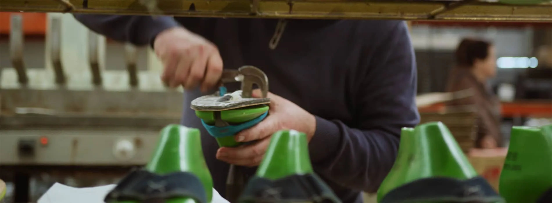 produktionsaufnahme von doghammer barfußsandalen