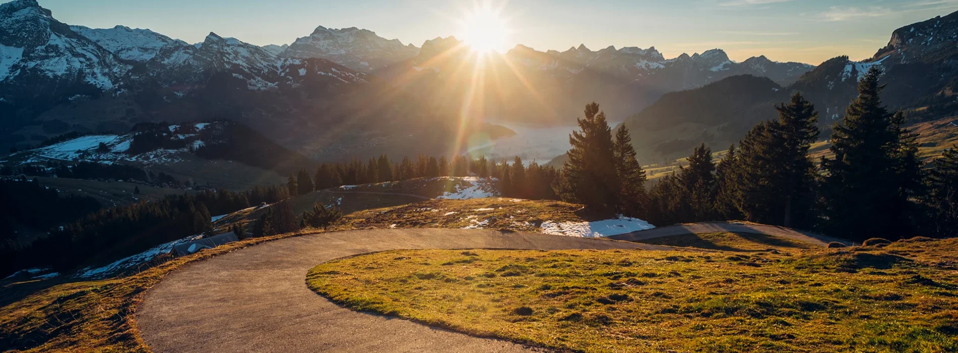 sonnenuntergang auf einer straße in den bergen