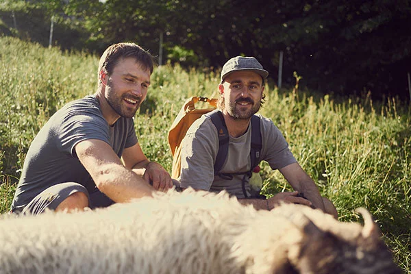maximilian und matthias mit schafen