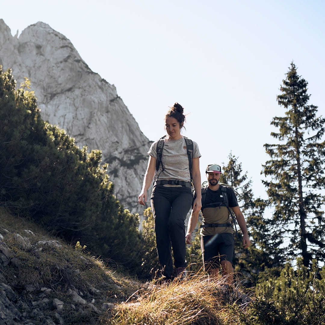 eine frau und ein mann in dn bergen unterwegs