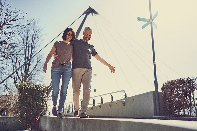 pärchen trägt sommerliche barfußschuhe