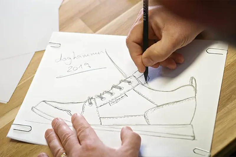 designer zeichnet einen barfußschuh