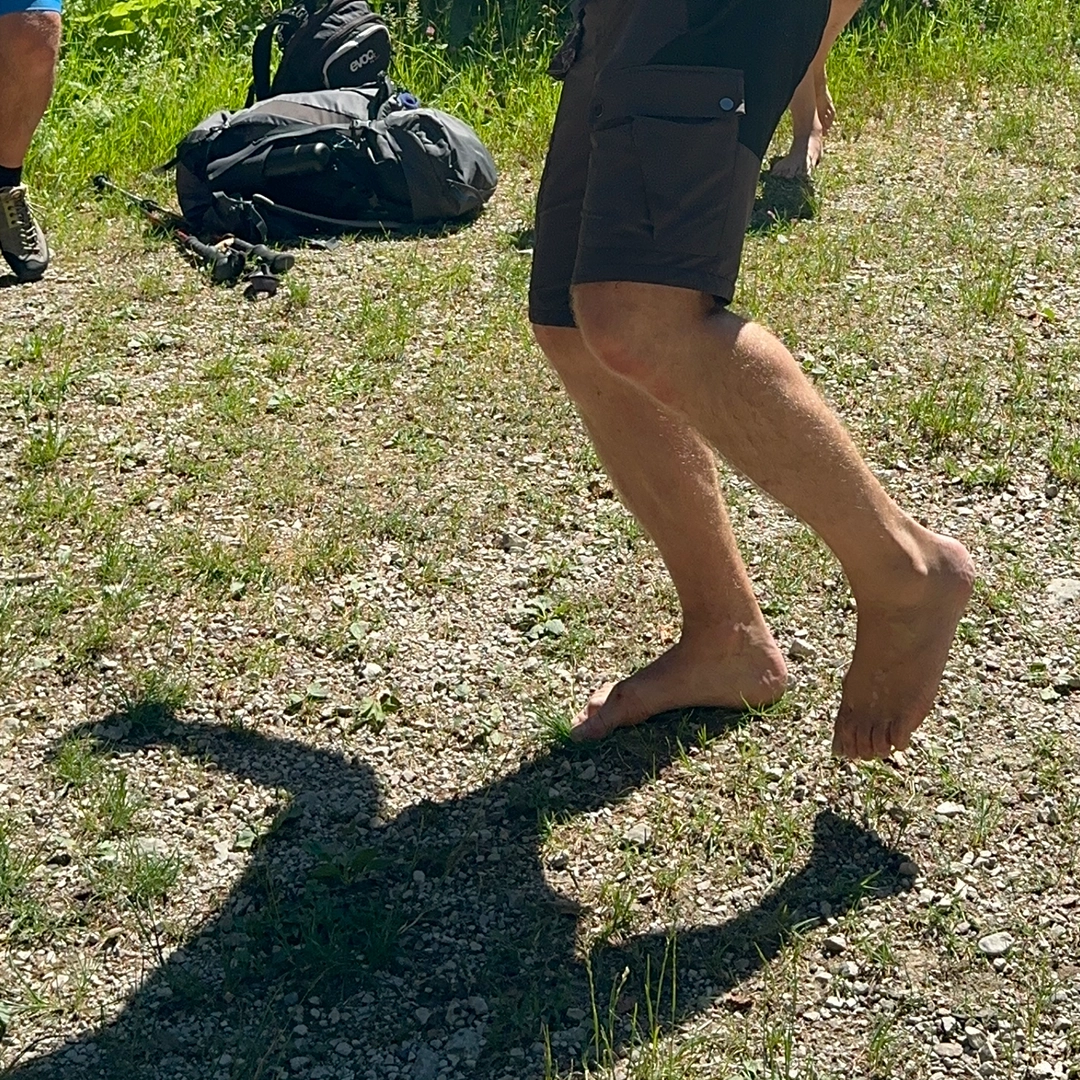 Barfuß Wanderschuh Erlebniscoaching in den Bergen