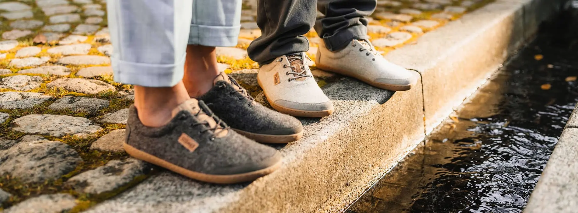 zwei personen tragen woll barfußschuhe von doghammer