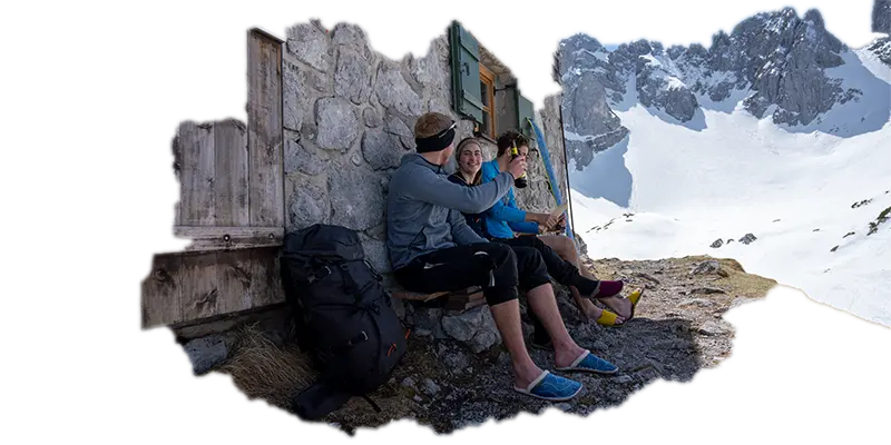 hüttenschuhe am einsatz auf einer berghütte