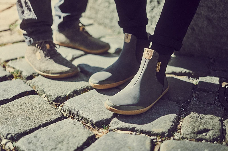 barfuß boots werden von einem mann und einer frau getragen