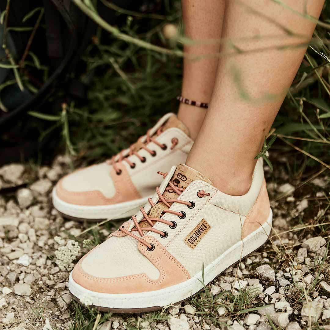 dame trägt textiel sneaker in Peach