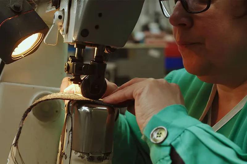 näherin fertigt einen barfußschuh