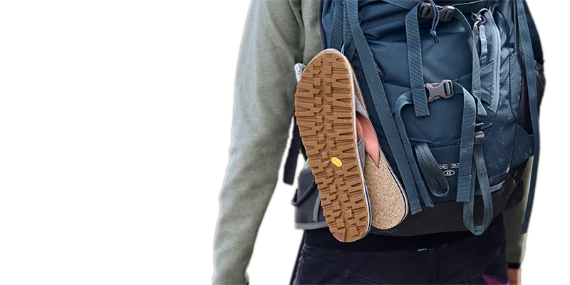 sandalen hängt an einem wandersrucksack