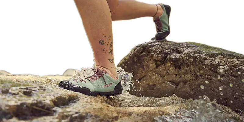 barfuß wanderschuh steht in einem fluss