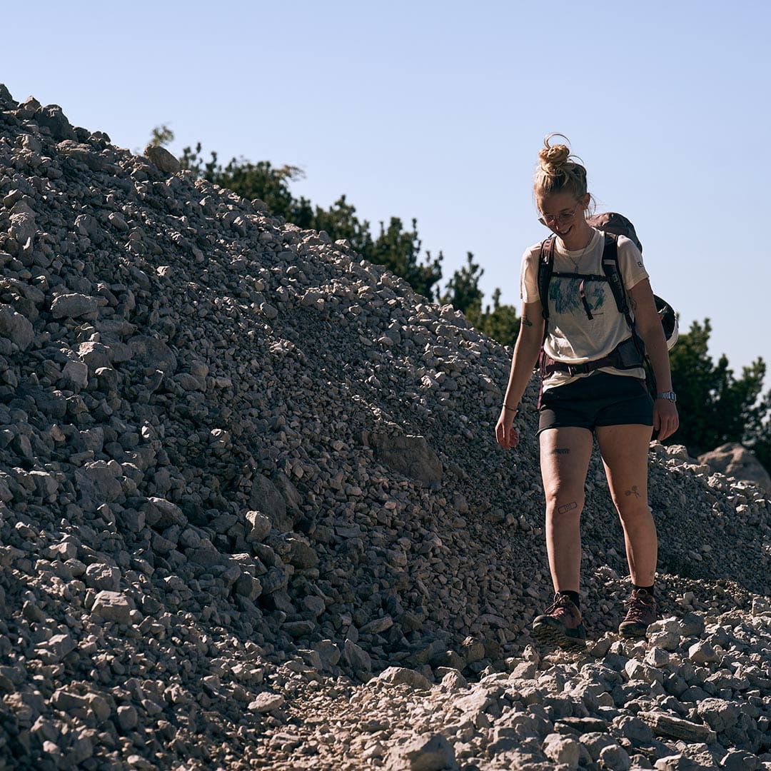 frau in den bergen welche lilane nachhaltige bergschuhe trägt