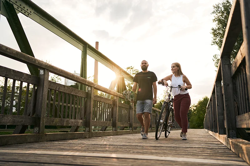 barfuß sneaker in urbanem umfeld in rosenheim