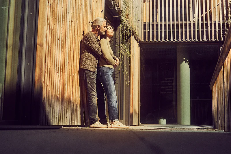 mann und frau tragen woll barfußschuhe und stehen in der sonne